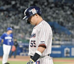 俯いた村上選手の画像