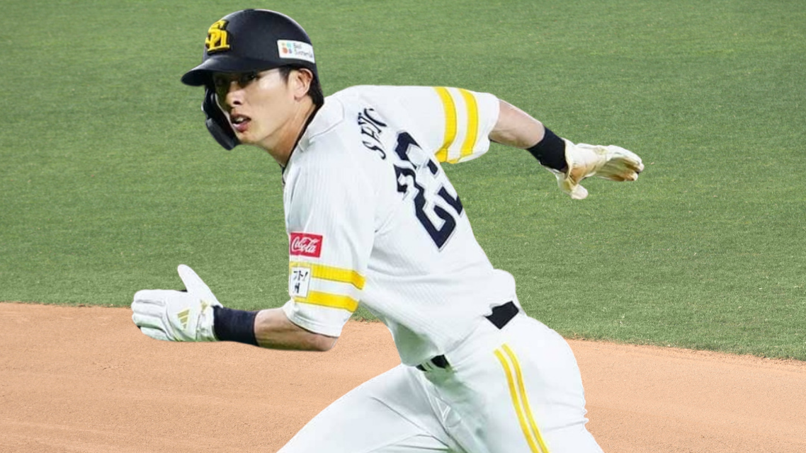 塁上を駆ける周東佑京選手