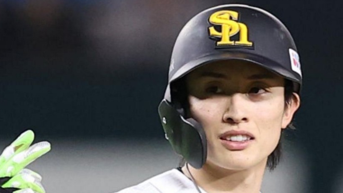 塁上から目線を送る周東選手