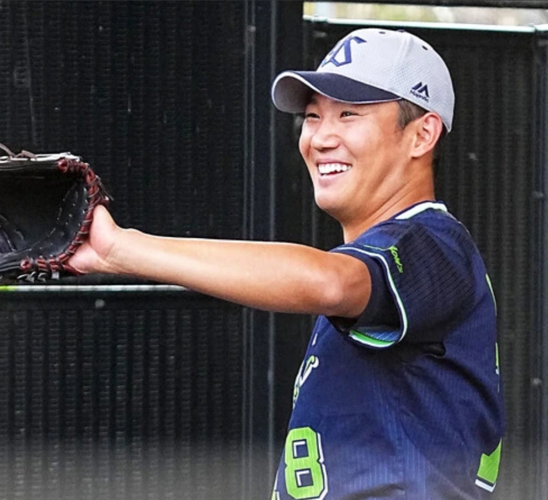 練習中に爽やかな満面の笑顔を見せるヤクルト・奥川恭伸投手。グローブをはめた手を伸ばし、チームメイトと楽しそうに交流している様子。
