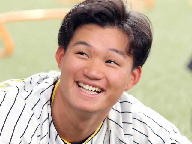 リラックスした表情で、少年のような無防備な笑顔を見せる阪神・森下翔太選手。