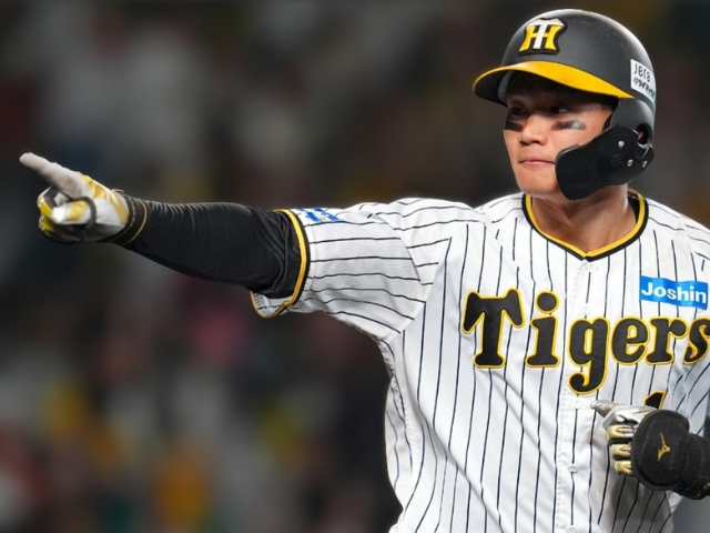 前方を指差す阪神・森下翔太選手。キリッとした目元から勝負師の気迫が伝わる一枚。