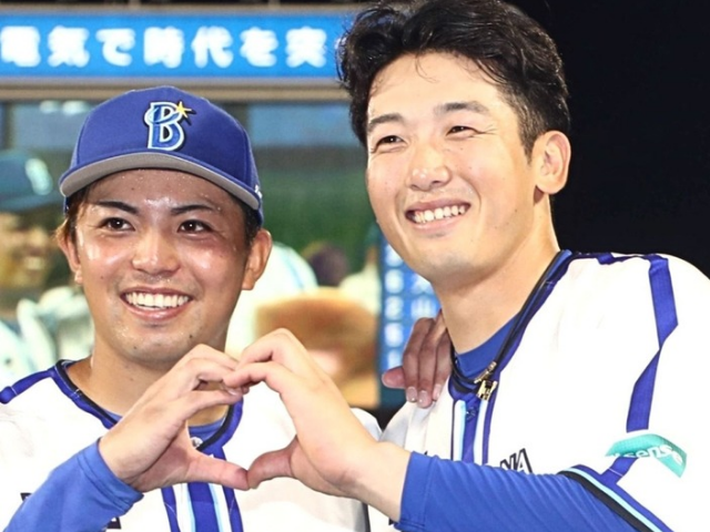 手でハートマークを作る山本選手(右)と東投手